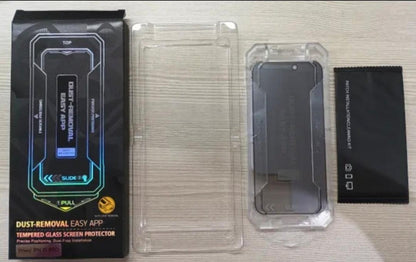 iPhone 16e panssarilasin pakkaus ja kehikko pöydällä.