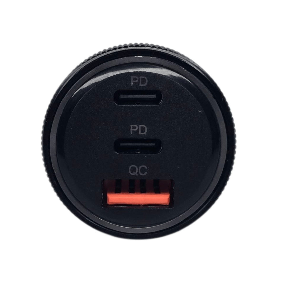 3-porttinen autolaturi USB-C ja QC – edestä kuvattuna