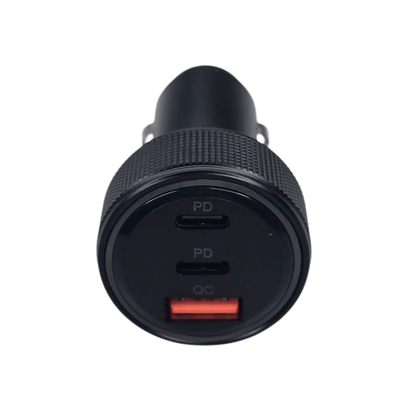 USB-C PD ja QC 3.0 -portit näkyvissä – autolaturi 12–24V