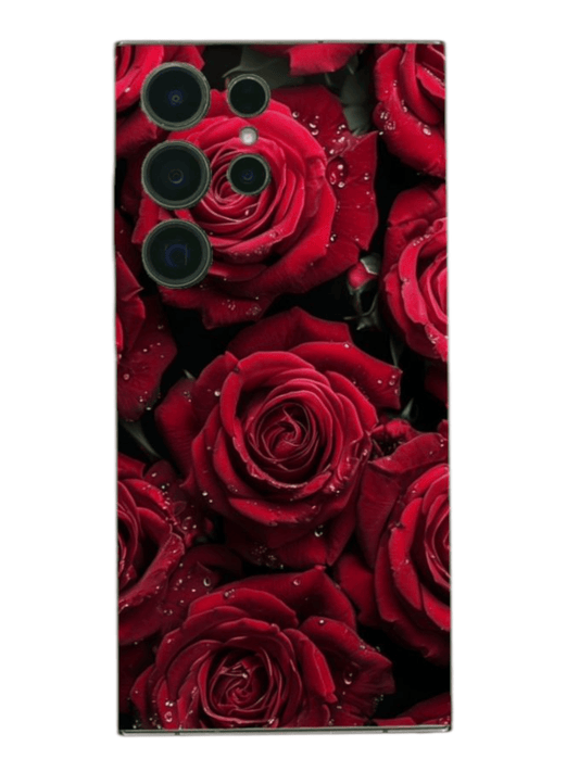 BackSkin Velvet Roses – puhelimen takakalvo punaisilla ruusuilla ja vesipisaroilla