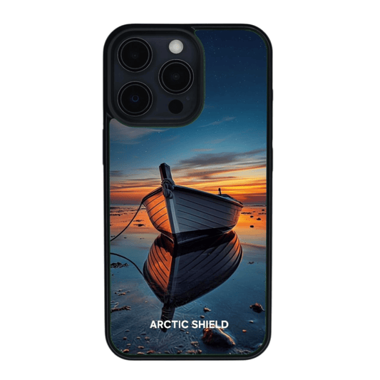 iPhone 11 suojakuori – Soutuvene auringonlaskussa veden äärellä

