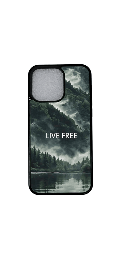 iPhone 12 Pro kuori metsän ja järven maisemalla – Live Free -design (laaja kuva)