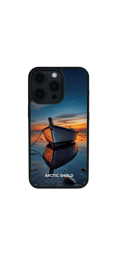 iPhone 15 Plus puhelimen kuori – Tyyni järvimaisema ja vene iltataivaalla

