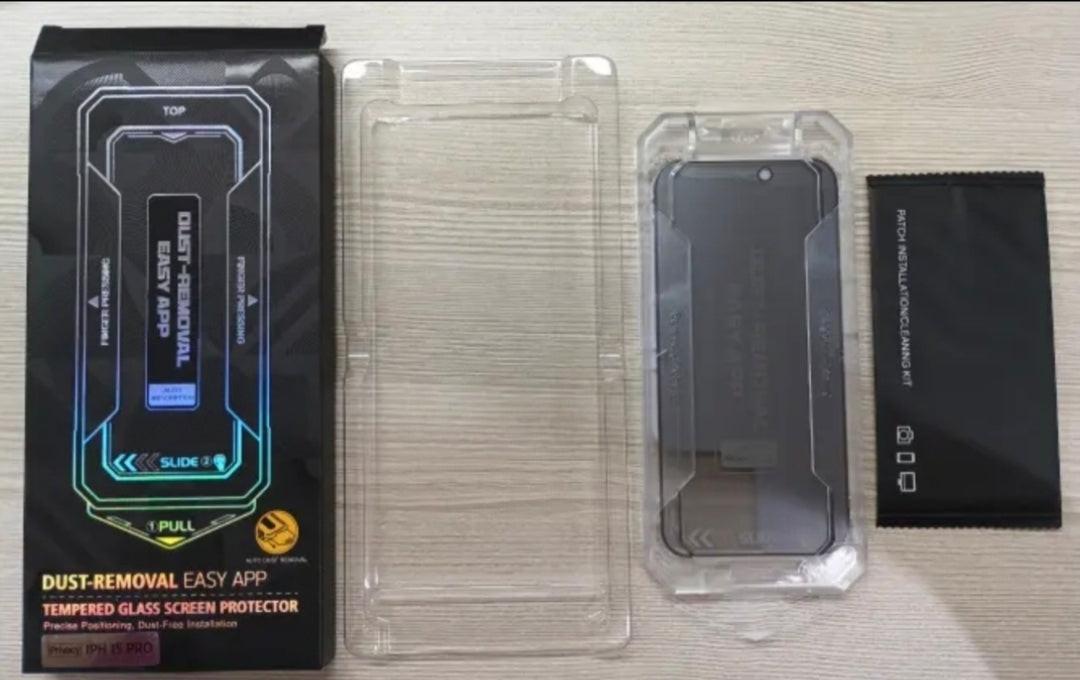 iPhone 16e panssarilasin pakkaus ja kehikko pöydällä.
