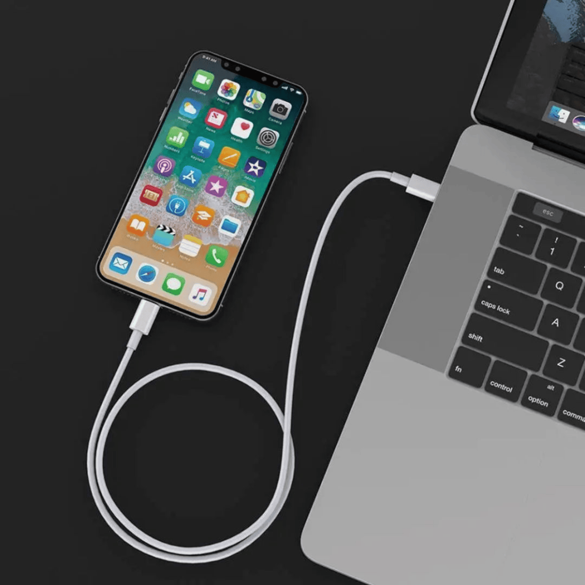 iPhone yhdistettynä MacBookiin USB-C to Lightning -kaapelilla 1,5 m