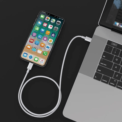 iPhone yhdistettynä MacBookiin USB-C to Lightning -kaapelilla 1,5 m