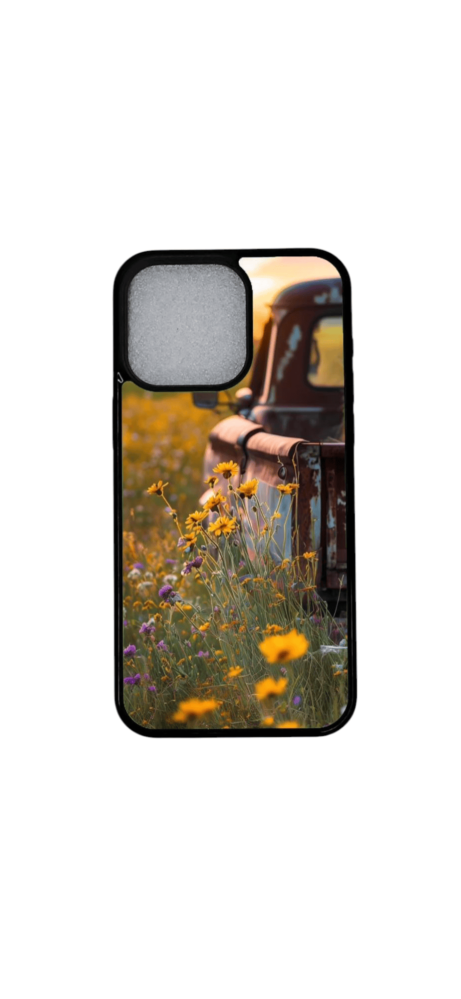 Takaa kuvattu iPhone-kotelo, jossa kesäinen kukkaniitty ja rustiikkinen auto
