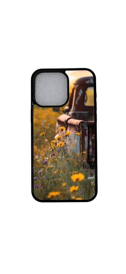 Takaa kuvattu iPhone-kotelo, jossa kesäinen kukkaniitty ja rustiikkinen auto