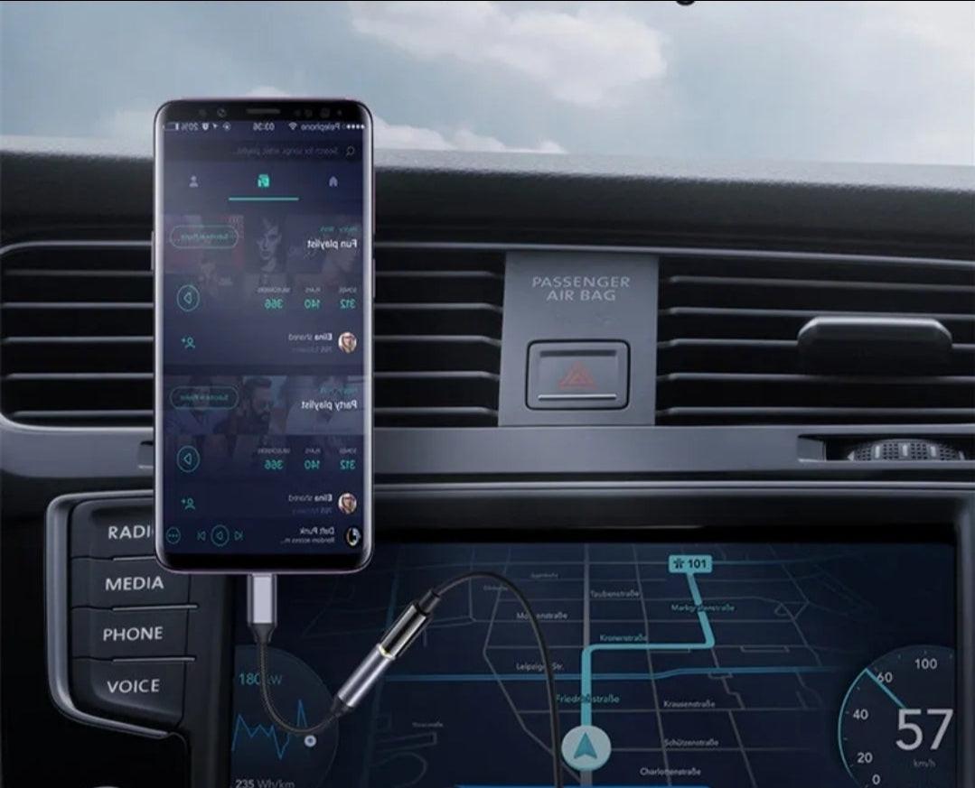 Lightning kuulokeadapteri käytössä autossa