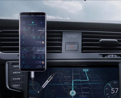 Lightning kuulokeadapteri käytössä autossa
