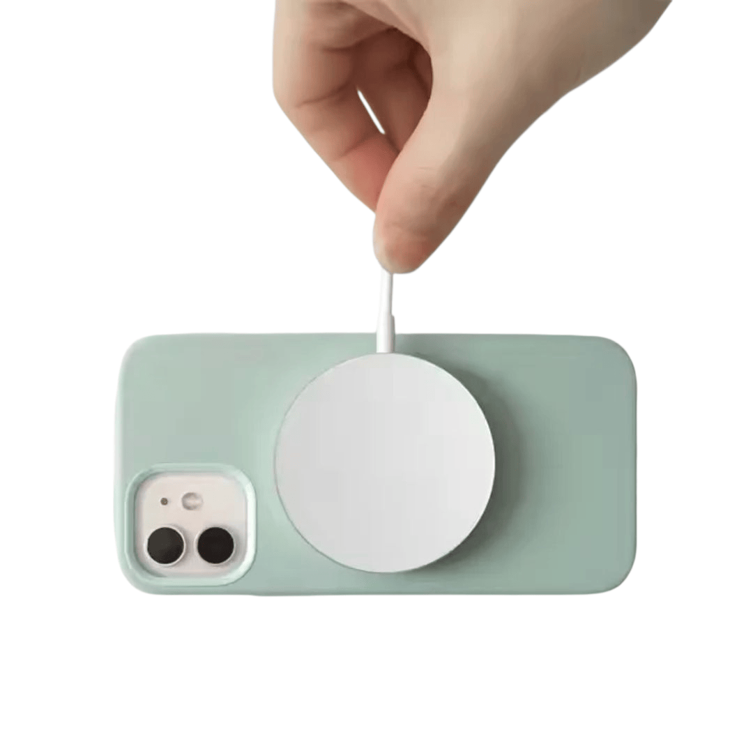 iPhone laturi kiinnittymässä MagSafe-magneetilla puhelimeen – laturi iPhone