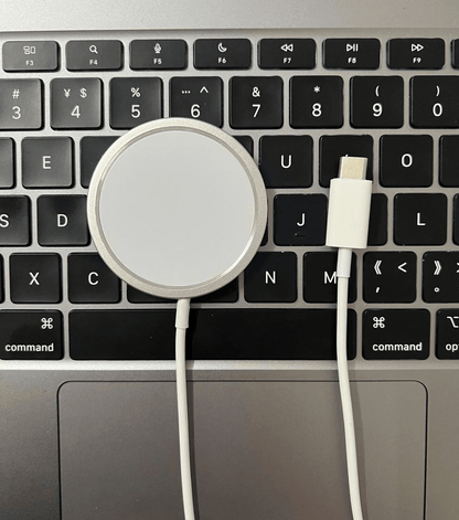 Laturi iPhone MagSafe-valkoinen langaton laturi USB-C:llä kannettavan päällä