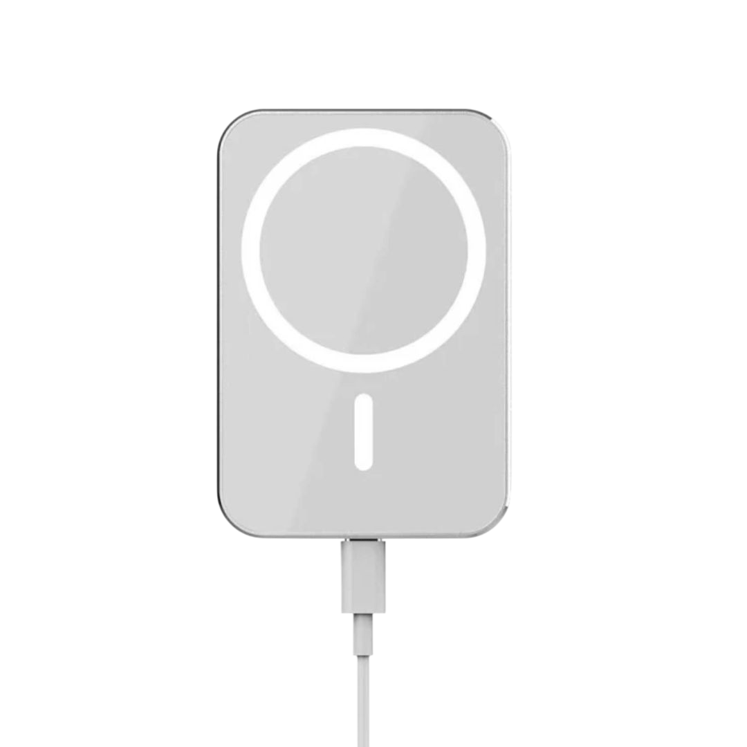 Valkoisen MagSafe-autolaturin sivuprofiili – ohut ja kompakti rakenne iPhoneen verrattuna