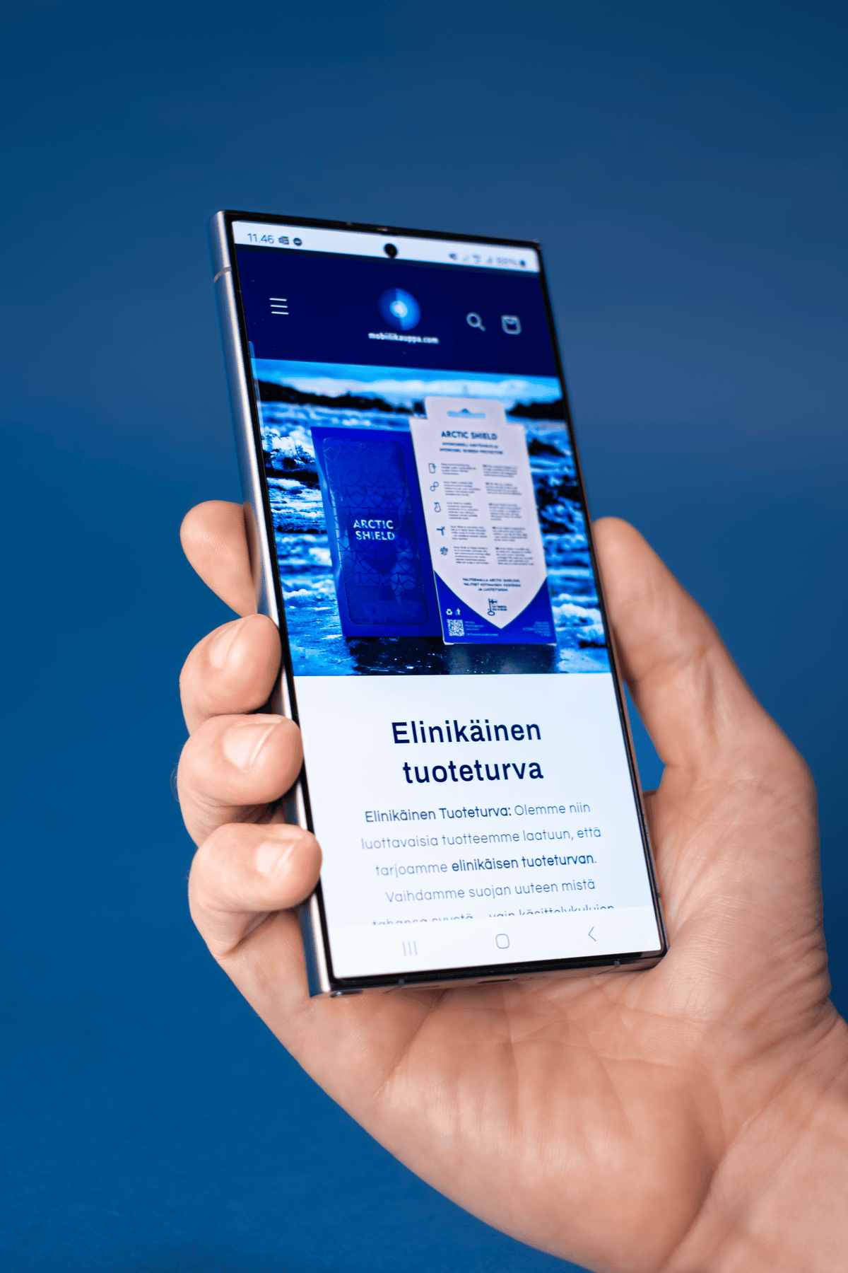 OnePlus 13 Ultra panssarikalvo puhelimessa kädessä – lasimainen ja huomaamaton suoja.