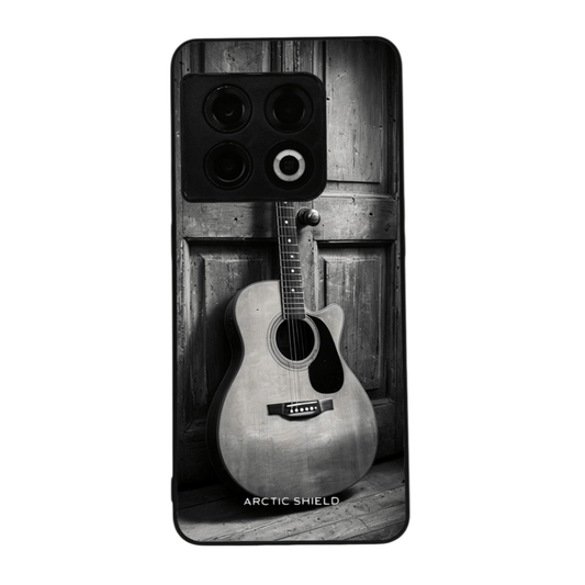 OnePlus 13R suojakuori Arctic Shield – mustavalkoinen kitara ovea vasten