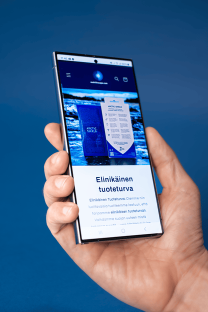 OnePlus 7 Pro panssarikalvo asennettuna, puhelin kädessä – kirkas suojakalvo.