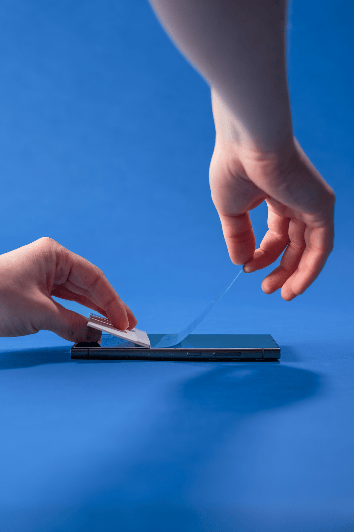 OnePlus Nord CE 4 panssarikalvon asennus sivulta – ohut ja istuva mattapintainen kirkas suoja.