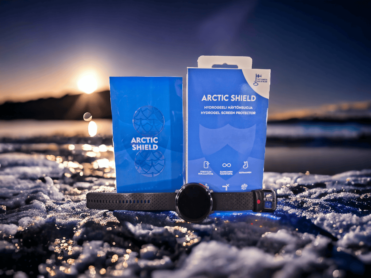 Polar Hydrogel -näytönsuoja – pakkauksen esittely ulkoilmassa.