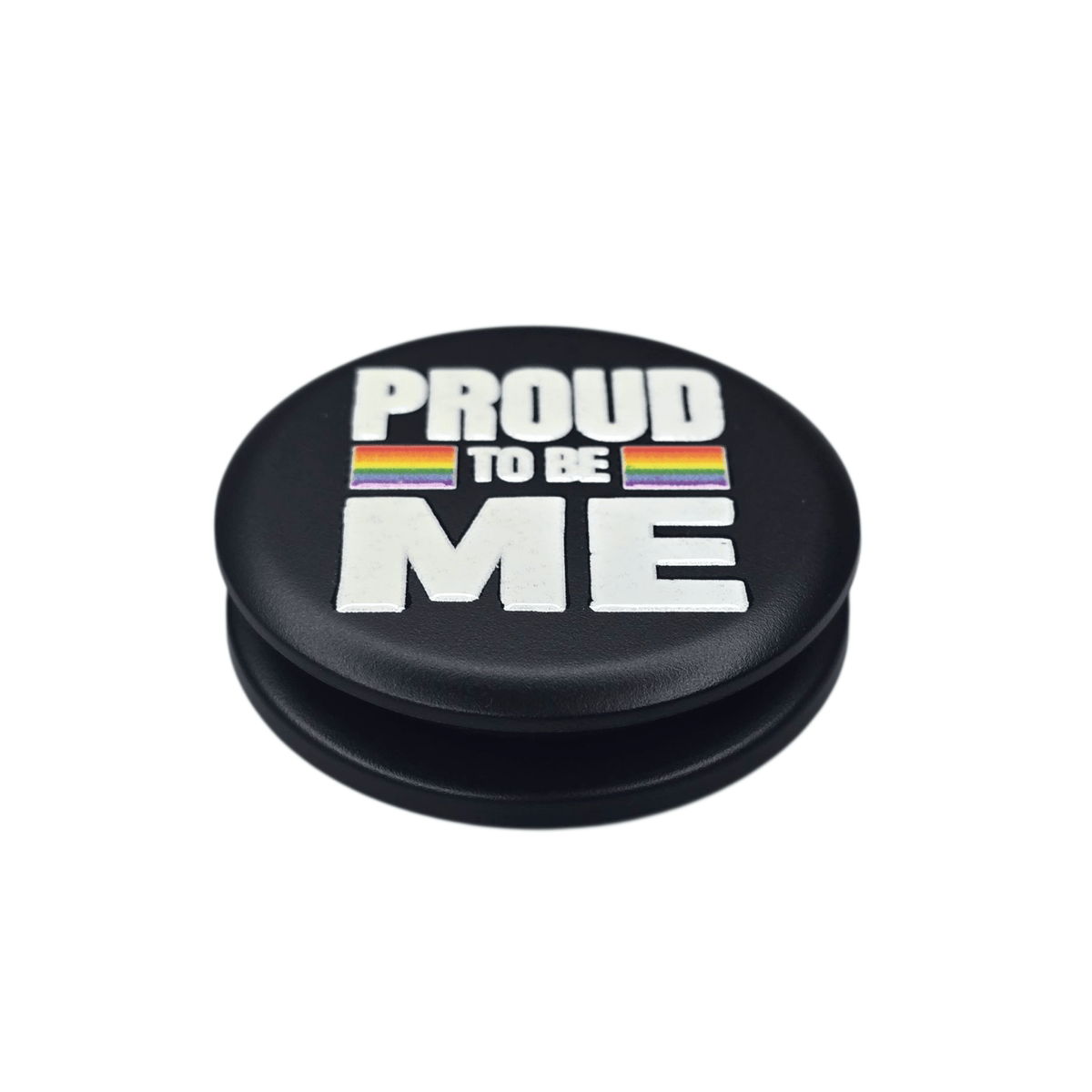 Sateenkaaren väreillä koristeltu musta puhelinpidike, jossa teksti "Proud to be me"