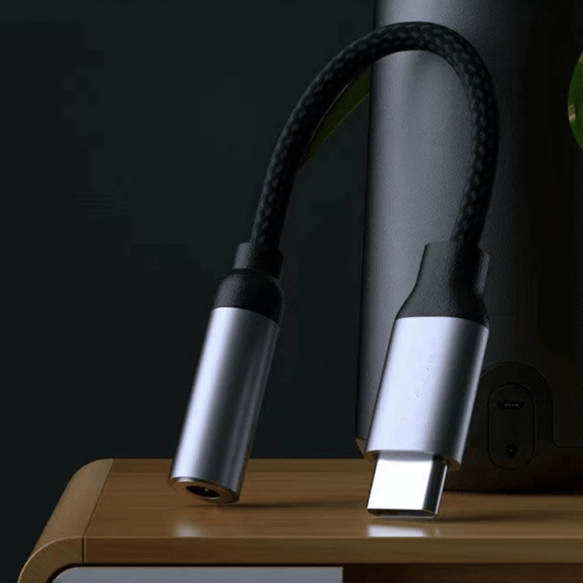 USB-C  3.5 mm kuulokeadapteri punotulla kaapelilla – lähikuva edestä