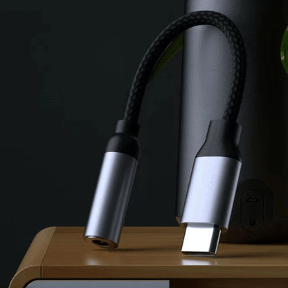 USB-C  3.5 mm kuulokeadapteri punotulla kaapelilla – lähikuva edestä