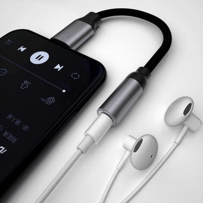 USB-C  3.5 mm kuulokeadapteri yhdistettynä musiikkia toistavaan puhelimeen ja langallisiin kuulokkeisiin